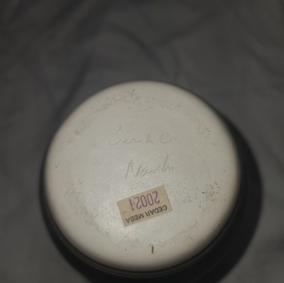 Cedar Mesa Handcrafted Navajo Desert Scene Black and White Ceramic Vase Pot - Picture 5 of 10